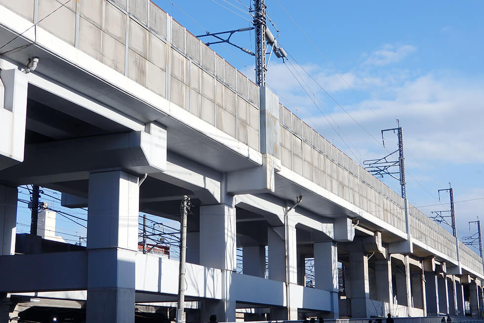 写真:新幹線高架橋（＋新幹線）で使用されている橋脚、橋台、床版