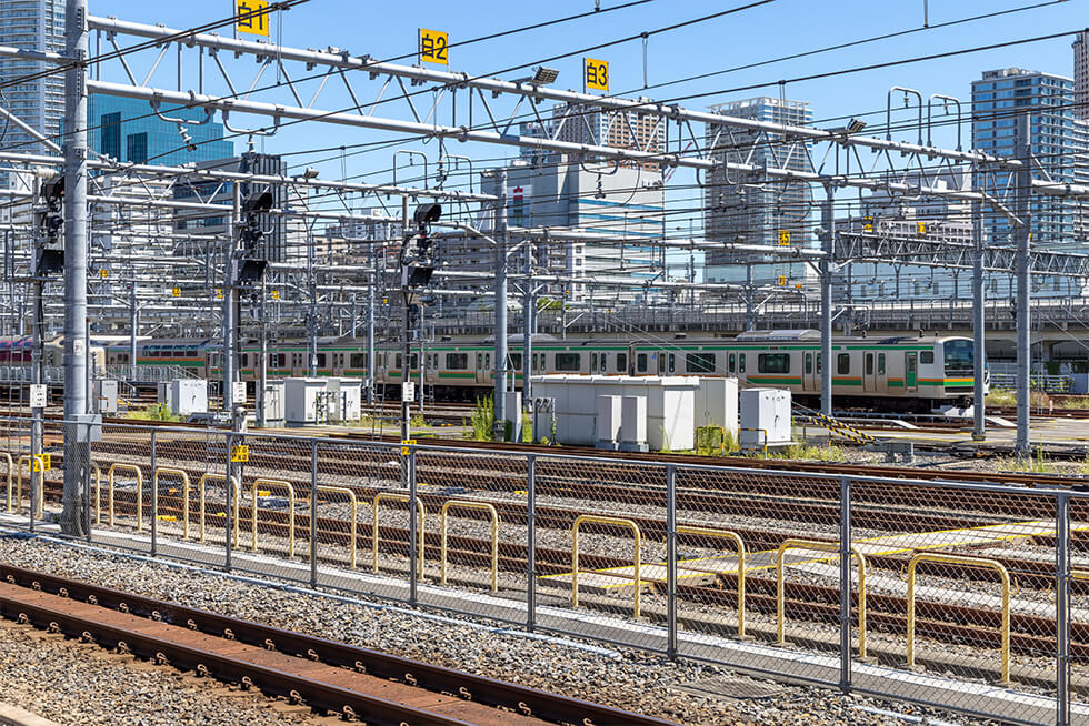 写真:駅・線路で使用されている架線柱